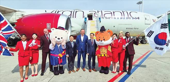 지난달 인천공항 제2여객터미널 계류장에서 열린 버진 애틀랜틱 항공의 인천~런던 신규 취항 행사. /인천국제공항공사 제공