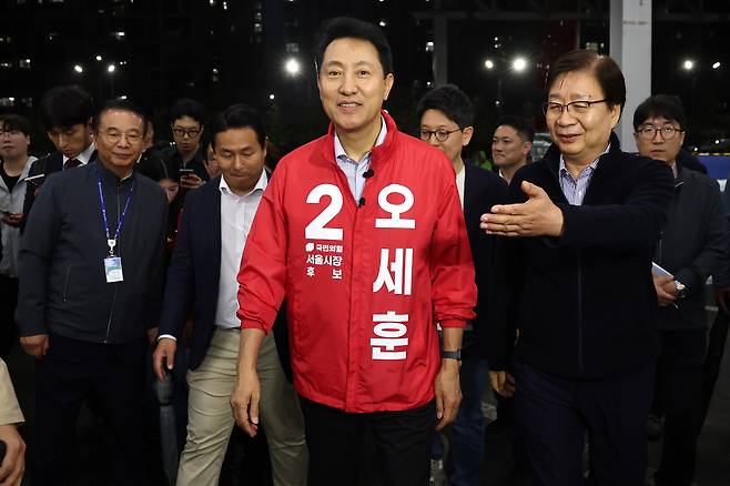 오세훈 국민의힘 서울시장 후보가 21일 새벽 서울 가락동 농수산물도매시장을 찾아 공식 선거운동을 시작하고 있다. 연합뉴스