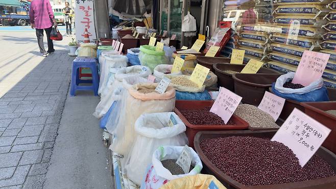 A grain shop that still stands in Ssajeon Street [WOO JI-WON]