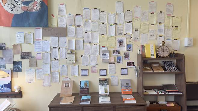 Phrases and messages are plastered across the walls, while books available to read line the bookshelf at Odd's book. [WOO JI-WON]