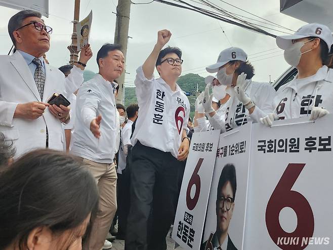 한동훈 무소속 부산 북갑 후보가 21일 부산 북구 구포시장 쌈지공원에서 열린 출정식에 모습을 드러냈다. 전재훈 기자