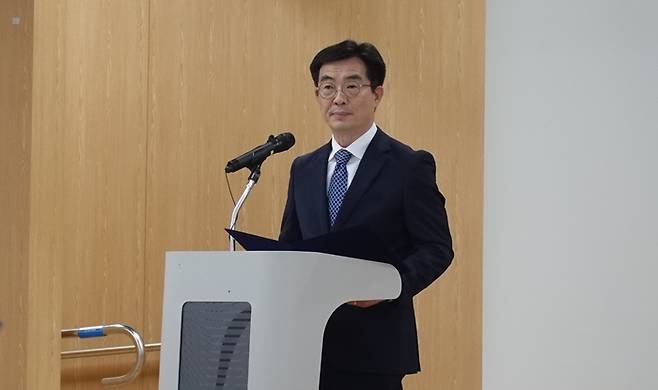 사단법인 식량과기후 창립기념 포럼에서 성제훈 국립농업과학원장이 이승돈 농촌진흥청장을 대신해 축사를 하고 있다.