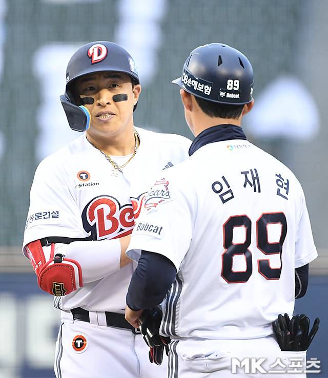 21일 서울 잠실야구장에서 ‘2026 프로야구’ NC 다이노스와 두산 베어스의 경기가 열렸다. 1회초 1사 3루에서 두산 손아섭이 적시타 후 임재현 코치와 대화하고 있다. 사진(잠실 서울)=천정환 기자