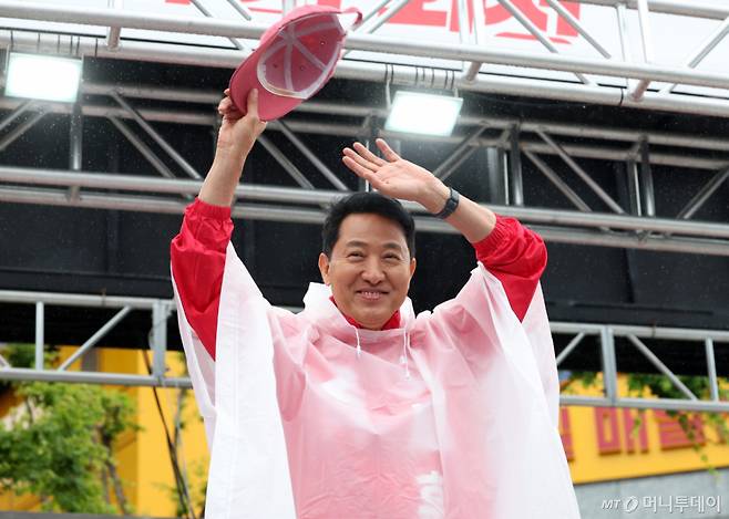 [서울=뉴시스] 이영환 기자 = 오세훈 국민의힘 서울시장 후보가 21일 오전 서울 강북구 삼양사거리에서 열린 선거 유세에서 인사를 하고 있다. 2026.05.21. 20hwan@newsis.com /사진=이영환