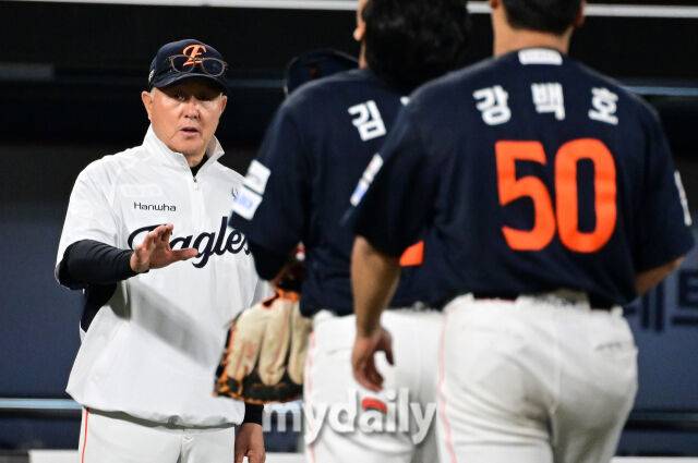 2026년 5월 15일 오후 경기도 수원KT위즈파크에서 열린 '2026 신한 SOL KBO리그' 한화 이글스와 KT 위즈의 경기. 한화 김경문 감독이 5-3으로 승리한 뒤 기뻐하고 있다./마이데일리