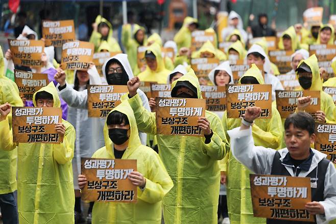 전국화학섬유식품산업노동조합 카카오지회(카카오 노조) 조합원들이 20일 경기도 성남시 판교역 광장에서 ‘2026 임단협 승리 결의대회’를 열고 있다.  [연합]