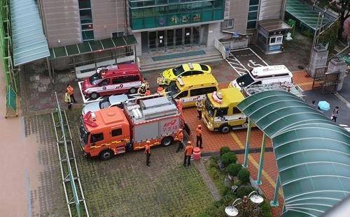 소방당국이 지난달 13일 인천시 서구 대인고에 출동해 폭발물을 수색하고 있다. [연합]