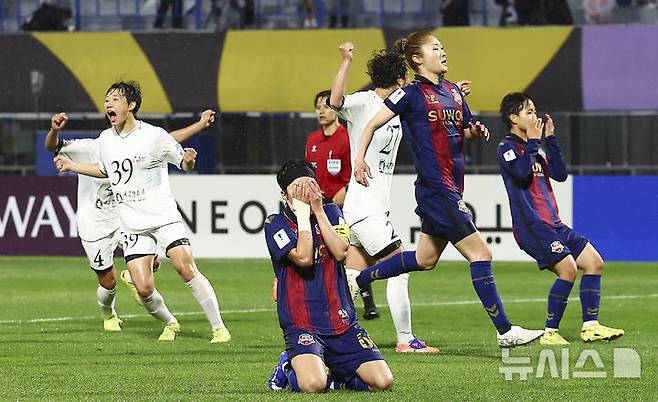 [수원=뉴시스] 김근수 기자 = 20일 오후 경기 수원종합운동장에서 열린 2025-26 아시아축구연맹(AFC) 여자챔피언스리그(AWCL) 4강전 수원FC위민과 내고향여자축구단의 경기 후반 수원FC위민 지소연이 패널티킥을 실축한 뒤 아쉬워하고 있다. 2026.05.20. ks@newsis.com