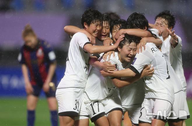 [수원=뉴시스] 황준선 기자 = 20일 오후 경기 수원종합운동장에서 열린 2025~2026시즌 아시아축구연맹(AFC) 여자 챔피언스리그(AWCL) 4강전 수원FC위민과 내고향여자축구단의 경기, 후반 내고향 김경영이 팀의 두 번째 골을 넣은 뒤 동료들과 기뻐하고 있다. 2026.05.20. hwang@newsis.com