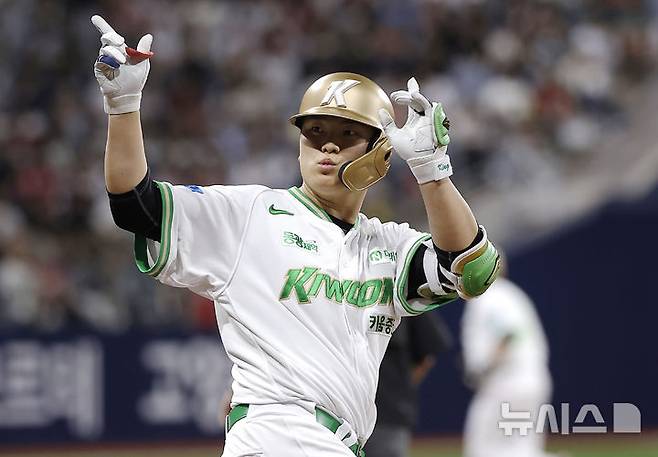 [서울=뉴시스] 정병혁 기자 = 21일 서울 구로구 고척스카이돔에서 열린 2026 KBO 리그 SSG 랜더스와 키움 히어로즈의 경기, 3회말 1사 만루 상황 키움 김건희가 만루 홈런을 친 뒤 그라운드를 돌며 기뻐하고 있다. 2026.05.21. jhope@newsis.com
