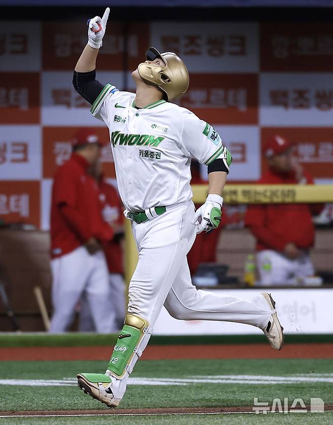 [서울=뉴시스] 정병혁 기자 = 21일 서울 구로구 고척스카이돔에서 열린 2026 KBO 리그 SSG 랜더스와 키움 히어로즈의 경기, 3회말 1사 만루 상황 키움 김건희가 만루 홈런을 친 뒤 그라운드를 돌며 기뻐하고 있다. 2026.05.21. jhope@newsis.com