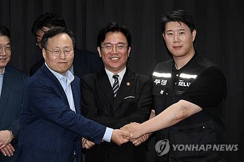 삼성전자 파업 유보 (수원=연합뉴스) 홍기원 기자 = 20일 경기도 수원시 장안구 경기고용노동청에서 열린 삼성전자 임금협상을 마친 후 여명구 삼성전자 DS(디바이스솔루션·반도체 사업 담당) 피플팀장과 최승호 삼성그룹 초기업노동조합 삼성전자지부 위원장이 잠정 합의안에 서명한 후 김영훈 고용노동부 장관과 기념촬영을 하고 있다. 2026.5.20 [공동취재] xanadu@yna.co.kr
