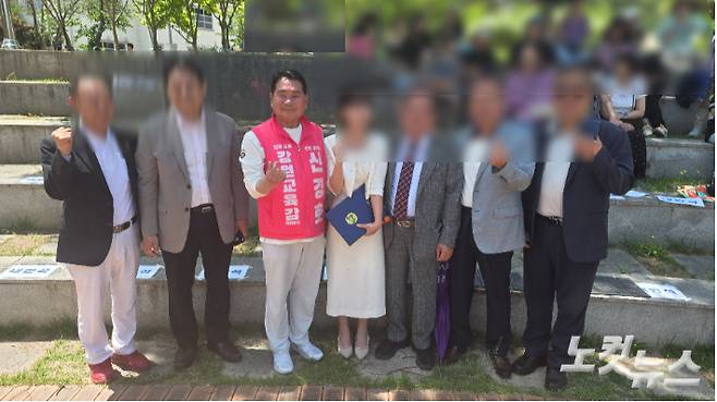 신경호 강원도 교육감이 지난 16일 신천지 유관단체 IWPG 행사에 참석한 뒤 관계자들과 기념사진을 촬영하고 있다. 익명 제보자 제공