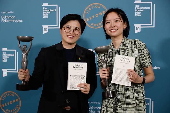 2026년 인터내셔널 부커상 수상한 대만 작가 양솽쯔(왼쪽)와 번역가 린 킹. 연합뉴스