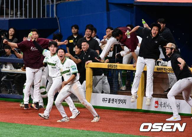 [OSEN=고척, 지형준 기자] 20일 서울 고척 스카이돔에서 2026 신한 SOL KBO리그 키움 히어로즈와 SSG 랜더스의 경기가 열렸다. 키움 김웅빈이 끝내기 안타를 날리자 더그아웃의 동료선수들이 기뻐하고 있다. 2026.05.20&nbsp;/ jpnews@osen.co.kr