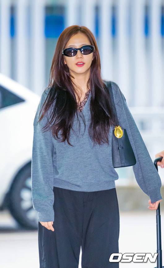 [OSEN=인천공항, 민경훈 기자] 블랙핑크(BLACKPINK) 지수가 21일 인천국제공항을 통해 출국했다.이날 블랙핑크 지수는 해외 일정 차 홍콩으로 출국했다.지수가 출국장으로 항하며 팬과 취재진을 향해 포즈를 취하고 있다. 2026.05.21 / rumi@osen.co.kr