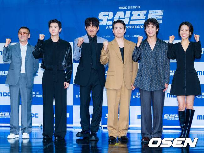 [OSEN=민경훈 기자] 21일 오후 서울 마포구 상암동 상암동MBC신사옥방송센터 골든마우스홀에서 MBC 새 금토드라마 ‘오십프로’ 제작발표회가 열렸다.'오십프로'는&nbsp;평범해 보여도 끗발 좀 날리던 세 남자가 운명에 의해 다시 움직이게 되는 이야기를 그린 작품이다. 특히 베테랑 연기자 신하균, 오정세, 허성태의 조합이 기대를 모은다.&nbsp;한동화 감독, 이학주, 허성태, 오정세, 신하균, 김신록이 포토타임을 가지고 있다. 2026.05.21 / rumi@osen.co.kr