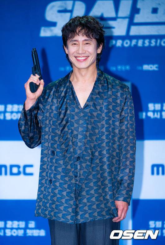 [OSEN=민경훈 기자] 21일 오후 서울 마포구 상암동 상암동MBC신사옥방송센터 골든마우스홀에서 MBC 새 금토드라마 ‘오십프로’ 제작발표회가 열렸다.'오십프로'는&nbsp;평범해 보여도 끗발 좀 날리던 세 남자가 운명에 의해 다시 움직이게 되는 이야기를 그린 작품이다. 특히 베테랑 연기자 신하균, 오정세, 허성태의 조합이 기대를 모은다.&nbsp;배우 신하균이 포토타임을 가지고 있다. 2026.02.19 / rumi@osen.co.kr