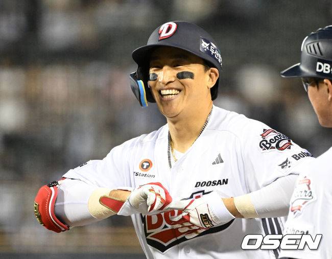 [OSEN=잠실, 이대선 기자] 19일 서울 잠실야구장에서 2026 신한 SOL KBO리그 두산 베어스와 NC 다이노스의 경기가 열렸다.이날 두산은 최민석, NC는 테일러를 선발로 내세웠다.5회말 무사 1루에서 두산 손아섭이 중전안타를 치고 환호하고 있다. 2026.05.19 /sunday@osen.co.kr