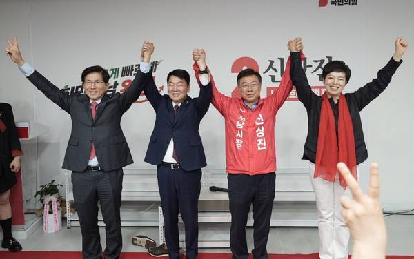 신상진 국민의힘 성남시장 후보(오른쪽 두 번째)가 선거사무소 개소식에서 공동선대위원장인 안철수·김은혜 의원, 김문수 전 대선후보 등과 두 손을 들어 승리를 다짐하고 있다. 신상진 캠프 제공
