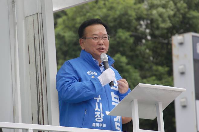 더불어민주당 김부겸 대구시장 후보가 대구 수성구 범어네거리에서 출정식을 열고 시민들과 만나 지지를 호소하고 있다. 김 후보 캠프 제공