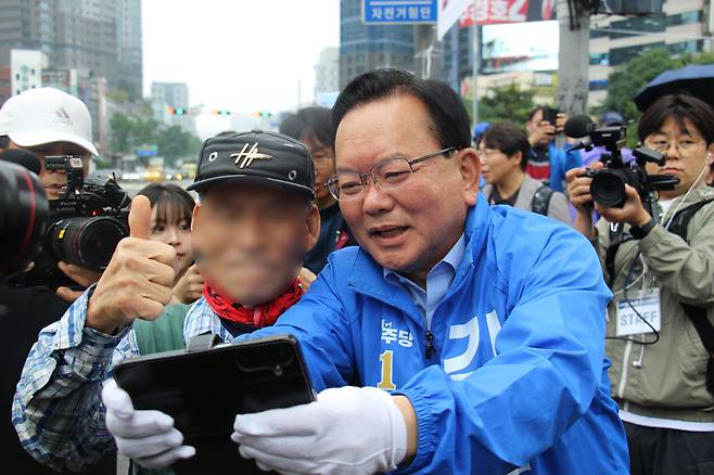 더불어민주당 김부겸 대구시장 후보가 대구 수성구 범어네거리에서 출정식을 열고 시민들과 만나 지지를 호소하고 있다. 김 후보 캠프 제공