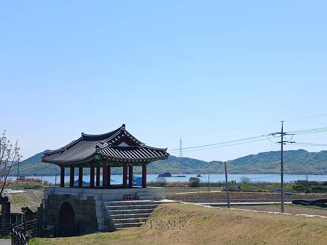 교동읍성 남문. 바다 건너 석모도가 보인다.