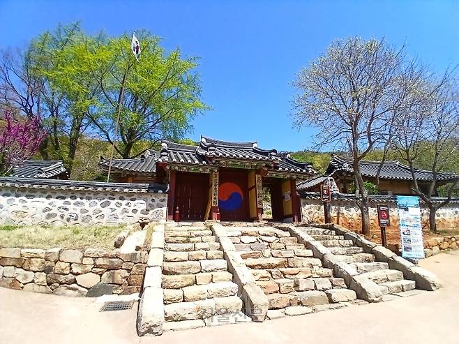 교동향교. 비교적 온전하게 옛 모습을 유지하고 있다.