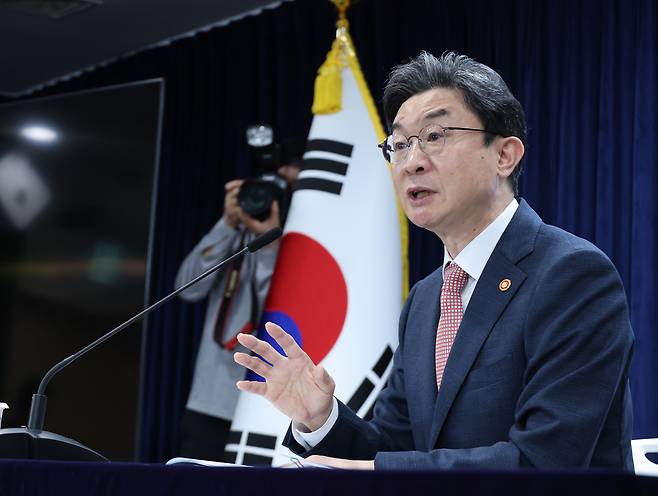 이억원 금융위원장이 21일 정부서울청사에서 기자간담회를 열고 출입 기자들의 질문에 답하고 있다. 연합뉴스