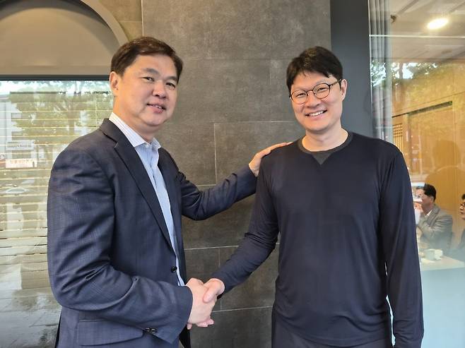 이흥섭 DB 단장(왼쪽)이 20일 동생인 이규섭 감독과 악수하며 새 시즌 선전을 다짐하고 있다. 양승남 기자