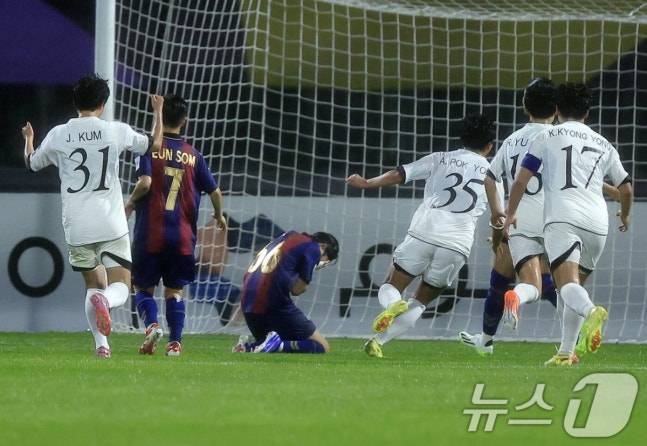 지소연(66번)이 20일 오후 7시 수원종합운동장에서 열린 아시아축구연맹(AFC) 여자 챔피언스리그(AWCL) 준결승전 도중 페널티킥 실축 후 무릎 꿇고 있다. /사진=뉴스1