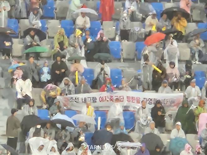 공동응원단이 앉은 자리 '조선 내고향 여자축구단 방한을 환영합니다!' 현수막. /사진=박건도 기자