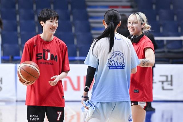 왼쪽부터 박혜진, 최이샘, 김소니아. /사진=WKBL 제공