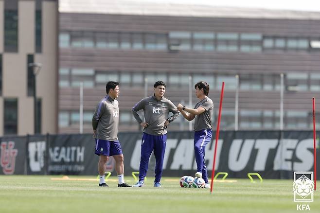 대한민국 축구 국가대표팀 훈련 중 홍명보(오른쪽부터) 감독, 김동진 코치, 김진규 코치. /사진=대한축구협회(KFA) 제공