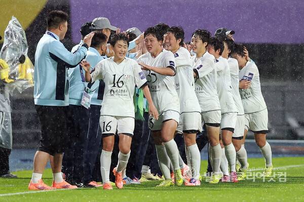 "남북 화해"와 스포츠 정신 사이… 비 내린 수원에서 충돌한 두 개의 응원...사진은 내고향 여자축구팀이 역전골을 성공시키고 기뻐하는 모습.(사진=김경수 기자/ 발리볼코리아닷컴. 2026.5.20.)