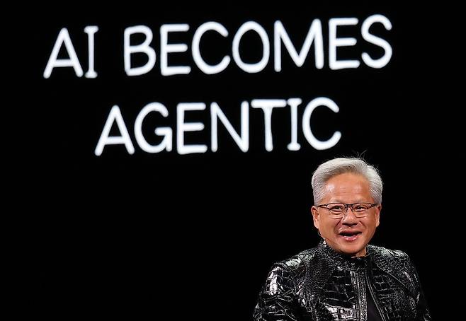 젠슨 황 엔비디아 최고경영자(CEO)가 ‘CES 2026 라이브’에서 기조연설을 하고 있다. 뉴스1