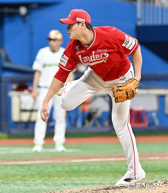 20일 오후 서울 구로구 고척스카이돔에서 열린 '2026 신한 SOL Bank KBO리그' SSG 랜더스와 키움 히어로즈의 경기, 9회말 SSG 조병현이 공을 힘차게 던지고 있다. 고척, 김한준 기자