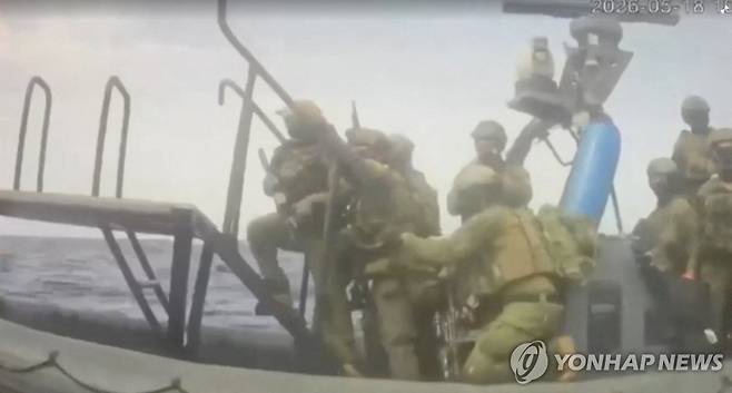 국제구호선박을 저지하고 있는 이스라엘군. 자료사진입니다.  
[로이터=연합뉴스 자료사진. 글로벌 수무드 선단 제공. 재판매 및 DB 금지]