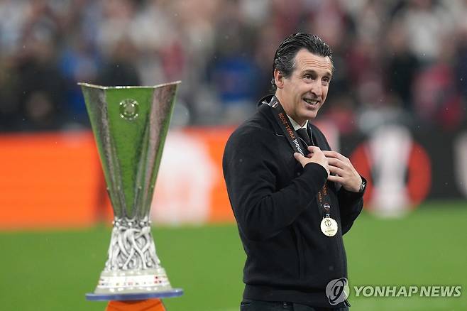 우승컵 앞에서 기뻐하는 우나이 에메리 감독 [AP=연합뉴스]