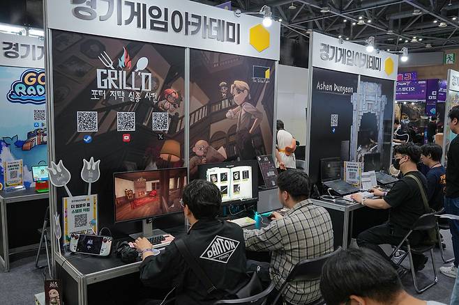 인디게임 삼매경 (고양=연합뉴스) 김주환 기자 = 수도권 최대 규모의 종합 게임 전시회 플레이엑스포(PlayX4) 개막 첫날인 21일 경기 고양시 킨텍스 전시장 내에서 관람객들이 인디 게임을 체험하고 있다. 2026.5.21 jujuk@yna.co.kr