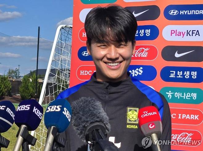 대표팀 훈련장에서 인터뷰하는 설영우 (내슈빌[미국 테네시주]=연합뉴스) 최송아 기자 = 한국 축구대표팀 설영우가 8일(한국시간) 미국 테네시주 내슈빌의 대표팀 훈련장에서 인터뷰를 하고 있다. 2025.9.8 songa@yna.co.kr