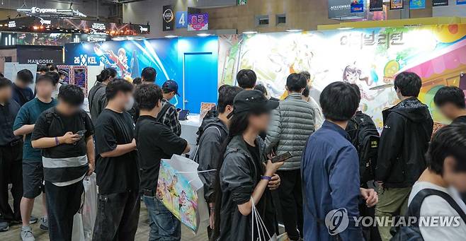 '이터널 리턴' 부스 모인 관람객들     (고양=연합뉴스) 김주환 기자 = 수도권 최대 규모의 종합 게임 전시회 플레이엑스포(PlayX4) 개막 첫날인 21일 경기 고양시 킨텍스 전시장 내에 관람객들이 모여 있다. 2026.5.21 jujuk@yna.co.kr