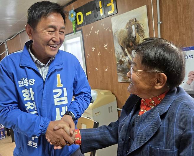 주민과 악수하는 김세훈 후보 [촬영 이상학]
