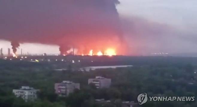 우크라이나 공격에 화재 발생한 러 랴잔 정유시설 [로이터=연합뉴스. 재배포 및 DB 금지]
