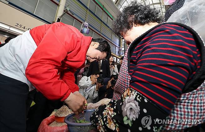 완두콩 까는 장동혁 상임선대위원장 (대전=연합뉴스) 이동해 기자 = 6ㆍ3 지방선거 및 재보선 공식 선거운동 첫날인 21일 국민의힘 장동혁 상임선거대책위원장과 박희조 대전 동구청장 후보가 대전중앙시장을 찾아 상인과 완두콩을 까고 있다. 2026.5.21 eastsea@yna.co.kr