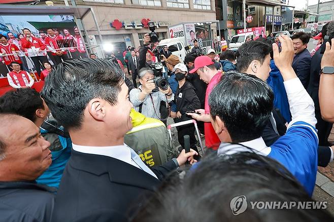 충남 공주에서 조우한 정청래와 장동혁 (공주=연합뉴스) 신현우 기자 = 더불어민주당 정청래 총괄상임선거대책위원장(앞)이 21일 충남 공주산성시장에서 민주당 박수현 충남도지사 후보와 김영빈 충남 공주·부여·청양 국회의원 보궐선거 후보 지원 유세를 마친 뒤 시장을 돌아보다 같은 시각 지원 유세 중이던 국민의힘 장동혁 상임선대위원장을 만나 손을 흔들며 인사하고 있다. 2026.5.21 nowwego@yna.co.kr