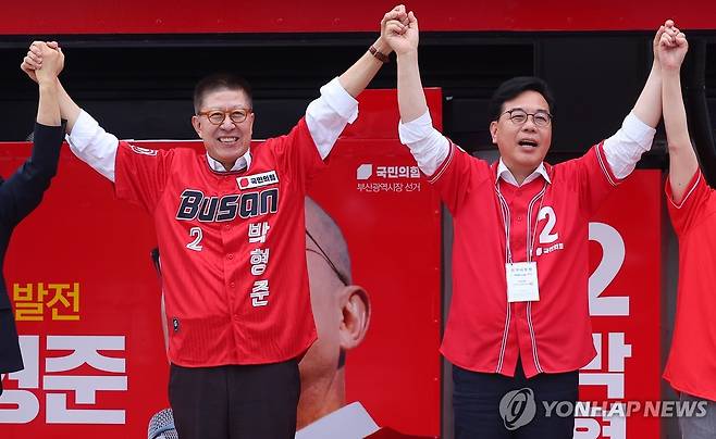 손 맞잡은 박형준·송언석 (부산=연합뉴스) 손형주 기자 = 국민의힘 박형준 부산시장 후보가 21일 오후 부산 동구 부산역에서 열린 국민의힘 부산 합동 출정식에서 송언석 공동선거대책위원장과 함께 손을 맞잡고 있다. 2026.5.21 handbrother@yna.co.kr