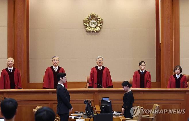 아청법 18조 위헌제청 사건 선고 (서울=연합뉴스) 이지은 기자 = 21일 서울 종로구 헌법재판소 심판정에서 열린 아동ㆍ청소년의 성보호에 관한 법률 제18조 위헌제청 선고를 위해 김상환 헌법재판소장을 비롯한 헌법재판관들이 입장해 있다. 2026.5.21 jieunlee@yna.co.kr
