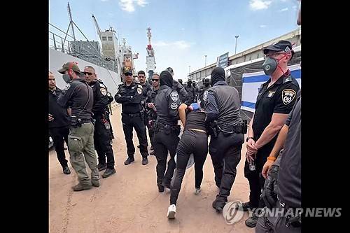 나포된 뒤 이스라엘 보안군에게 끌려가는 가자 구호선단 활동가 [AFP 연합뉴스. 재판매 및 DB 금지]