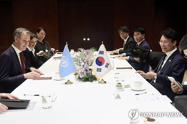 유엔개발계획 총재 접견하는 김민석 국무총리 (서울=연합뉴스) 김민석 국무총리가 21일 서울 용산구 그랜드 하얏트호텔에서 알렉산더 더크루 유엔개발계획 총재를 접견하고 있다. 2026.5.21 [국무총리실 제공. 재판매 및 DB 금지] jeong@yna.co.kr